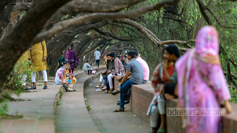 ঢাকার চন্দ্রিমা উদ্যানে শুক্রবার বিকালে কেউ এসেছে পরিবার নিয়ে ঘুরতে, তো কেউ এসেছে একাই।&amp;nbsp;ছবি: মাহমুদ জামান অভি