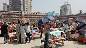 আগুনে পোড়া বঙ্গবাজারে চৌকি পেতে ব্যবসা