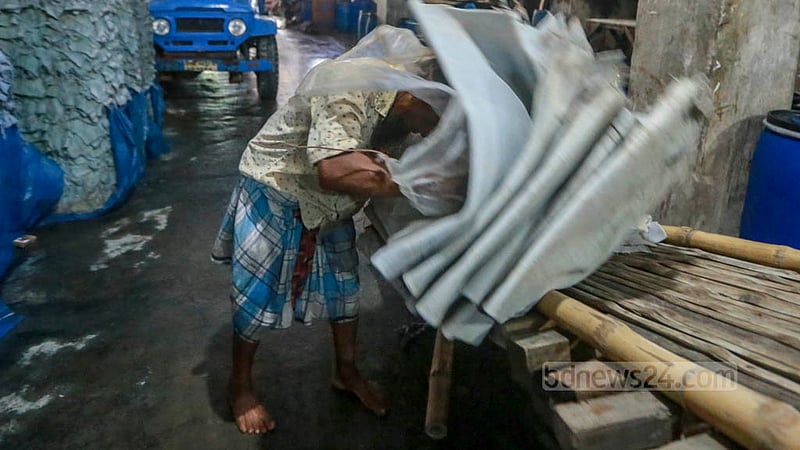 সাভারে হেমায়েতপুরে ট্যানারি ফ্যাক্টরিতে প্রথম ধাপে প্রস্তুত করা চামড়া এক শ্রমিক মাথায় করে টেনে তুলছেন ঠেলা গাড়িতে।&amp;nbsp;ছবি: তাওহীদুজ্জামান তপু