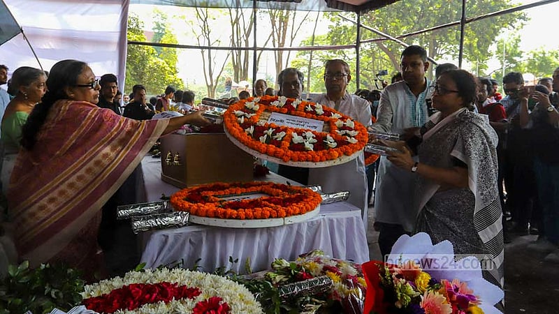 কেন্দ্রীয় শহীদ মিনারে বৃহস্পতিবার গণস্বাস্থ্য কেন্দ্রের প্রতিষ্ঠাতা ট্রাস্টি, বীর মুক্তিযোদ্ধা ডা. জাফরুল্লাহ চৌধুরীর প্রতি শ্রদ্ধা নিবেদন করে সর্বস্তরের মানুষ।