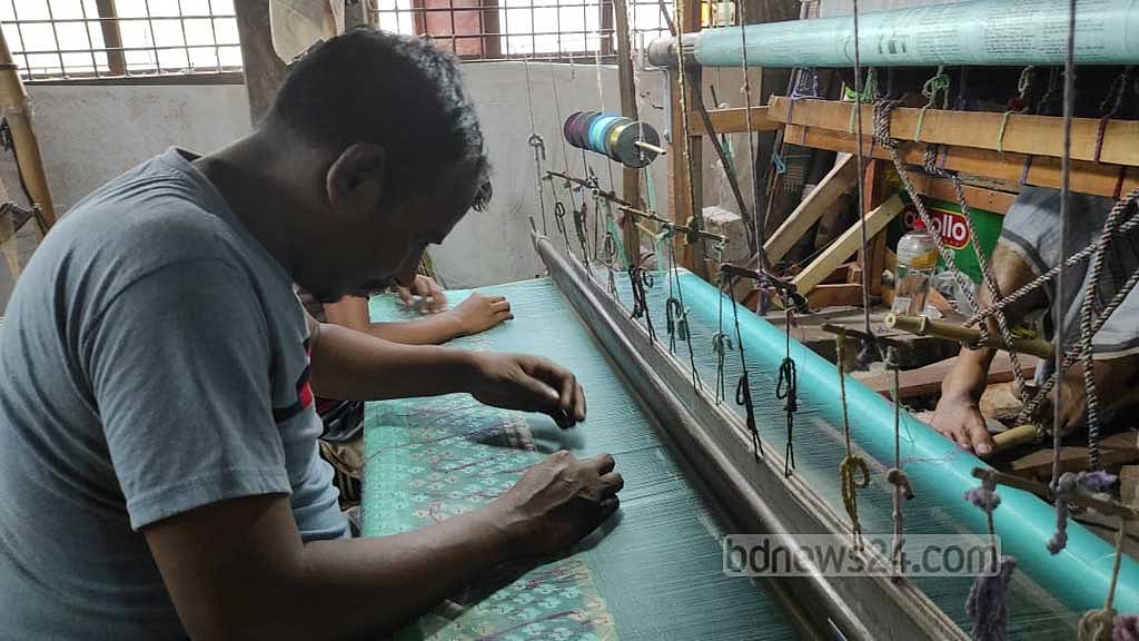 ব্যস্ত জামদানি পল্লী, তবে ‘বিক্রি কম’