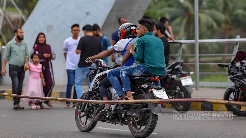 হেলমেট না পরেই হাতিরঝিলে বেপরোয়া গতিতে মোটরসাইকেল নিয়ে ছুটেছেন এই যুবকরা। দুজনের বেশি চড়া নিষিদ্ধ হলেও এক বাইকে উঠেছেন কয়েকজন।&amp;nbsp;ছবি: মাহমুদ জামান অভি