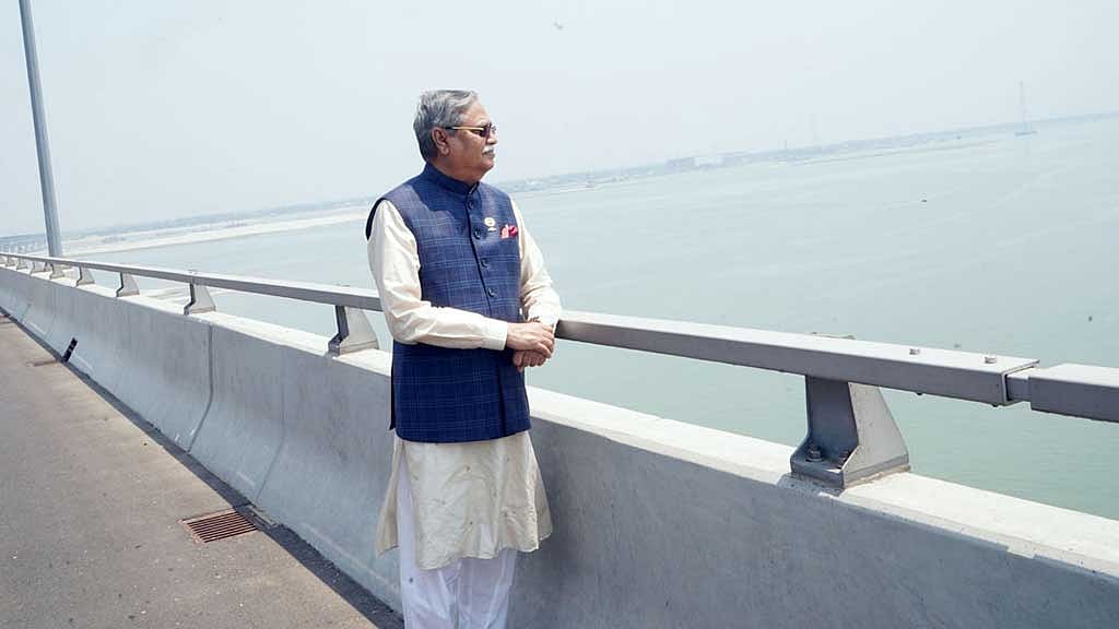 পদ্মা সেতুতে দাঁড়িয়ে রাষ্ট্রপতি সাহাবুদ্দিনের ছবি