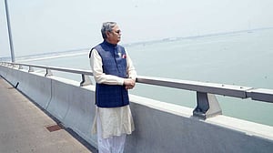 পদ্মা সেতুতে দাঁড়িয়ে রাষ্ট্রপতি সাহাবুদ্দিনের ছবি