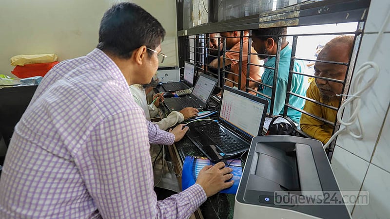 রোজার ঈদ সামনে রেখে শুক্রবার বাসের অগ্রিম টিকিট বিক্রি শুরু হয়েছে। গাবতলীতে বাসের টিকিট কিনছেন যাত্রীরা। ছবি: আসিফ মাহমুদ অভি