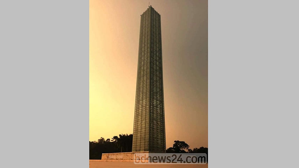 সোহরাওয়ার্দী উদ্যানের গ্লাস টাওয়ারে উঠে পড়ল যুবক