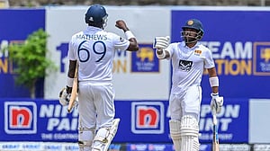 মেন্ডিস ২৪৫, মাদুশকা ২০৫, শ্রীলঙ্কা ৭০৪
