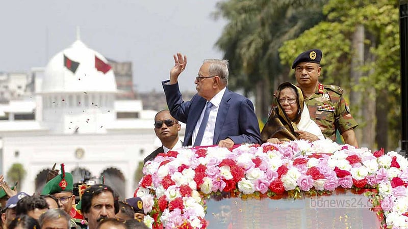 বাংলাদেশের ৫২ বছরের ইতিহাসে আর কোনো রাষ্ট্রপতির জন্য সর্বোচ্চ রাষ্ট্রাচারে এমন বিদায় অনুষ্ঠান হয়নি বঙ্গভবন। সোমবার মো. আবদুল হামিদের বিদায়টা ছিল রাজসিক।
