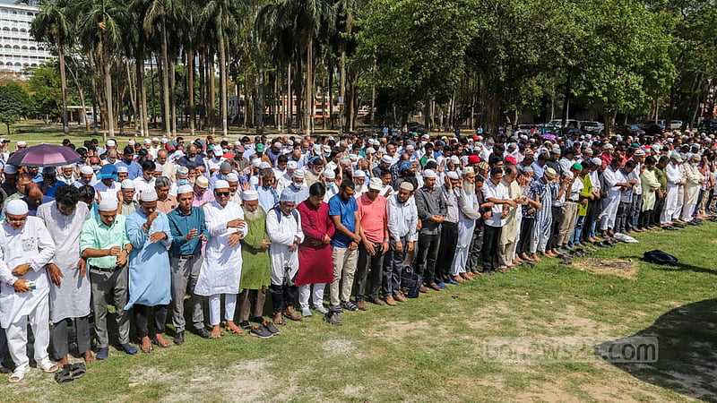 কেন্দ্রীয় শহীদ মিনারে শ্রদ্ধা নিবেদন শেষে বৃহস্পতিবার গণস্বাস্থ্য কেন্দ্রের প্রতিষ্ঠাতা বীর মুক্তিযোদ্ধা জাফরুল্লাহ চৌধুরীর জানাজা অনুষ্ঠিত হয় সোহরাওয়ার্দী উদ্যানে।