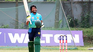 দুর্দান্ত ফর্মের ধারায় এবার এনামুলের ব্যাটে ১২৭ বলে ১৫৩