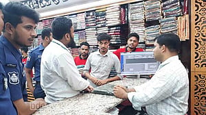 ভোলায় বেশি দামে পোশাক বিক্রি, দুই দোকানে জরিমানা