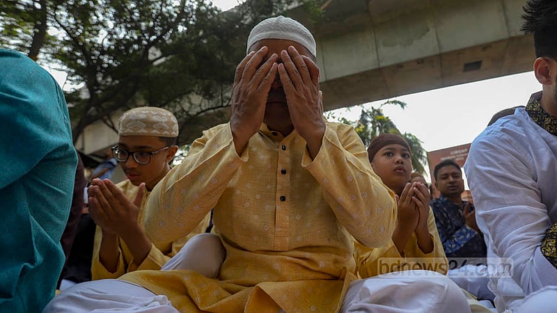 জাতীয় ঈদগাহে শনিবার সকালে ঈদুল ফিতরের নামাজ শেষে দেশ ও জাতির মঙ্গল কামনায় মোনাজাতে অংশ নেন মুসলমানরা।&amp;nbsp;ছবি: মাহমুদ জামান অভি
