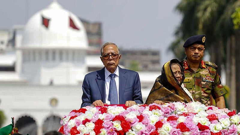 দশ বছর রাষ্ট্রপতির দায়িত্ব পলন শেষে সোমবার বঙ্গভবন ছাড়লেন আবদুল হামিদ। ফুলে সাজানো গাড়িতে চড়ে পুষ্পবৃষ্টির মধ্যে সস্ত্রীক বঙ্গভবন ত্যাগ করেন সদ্য বিদায়ী রাষ্ট্রপতি।