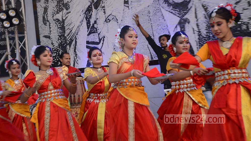ঈদ আনন্দ উৎসবে মাতলো লালদীঘি মাঠ