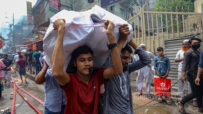 ঢাকার বঙ্গবাজারে মঙ্গলবার সকাল থেকে দুপুর পর্যন্ত জ্বলতে থাকা আগুন আরও ছড়িয়ে পড়ার আশঙ্কায় আশেপাশের অনেক মার্কেটের দোকানিরাও আতঙ্কে তাদের মালামাল সরিয়ে নেন।&amp;nbsp;ছবি: মাহমুদ জামান অভি