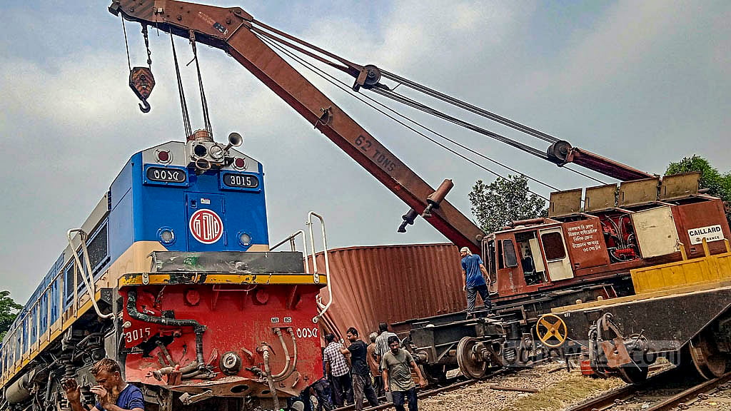 কুমিল্লায় ট্রেন দুর্ঘটনা: রাতের মধ্যে উদ্ধারকাজ শেষ করার চেষ্টা
