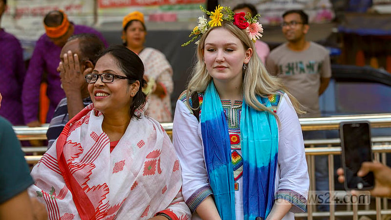 ঢাকায় বাঙালির নববর্ষের উৎসবে শামিল হতে দেখা যায় বিদেশিদেরও।&amp;nbsp;ছবি: মাহমুদ জামান অভি