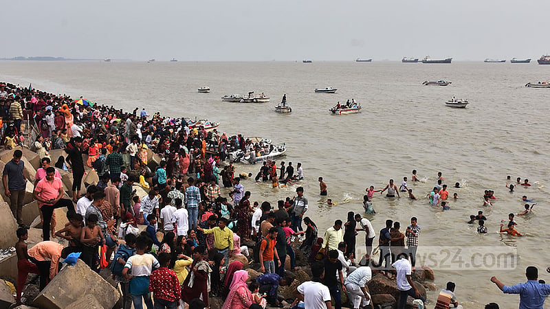 ঈদের দ্বিতীয় দিন রোববার চট্টগ্রামের পতেঙ্গা সৈকতে ভিড় এতটাই বেড়েছিল, দর্শনার্থীদের এক দণ্ড দাঁড়িয়ে সুমদ্র দেখতেও ঠেলাঠেলির মধ্যে পড়তে হয়েছে।&amp;nbsp;ছবি: সুমন বাবু