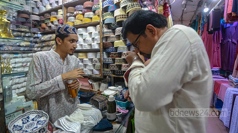 ঢাকার বায়তুল মোকাররম মার্কেটে বৃহস্পতিবার আতরের ঘ্রাণ নিচ্ছেন এক ব্যক্তি।&amp;nbsp;ছবি: তাওহীদুজ্জামান তপু