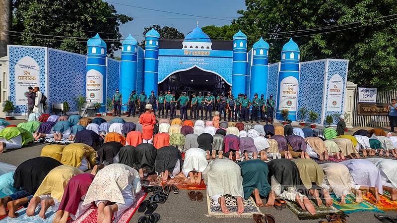 জাতীয় ঈদগাহে শনিবার ঈদুল ফিতরের নামাজের জন্য ছিল কড়া নিরাপত্তা ব্যবস্থা।&amp;nbsp;ছবি: মাহমুদ জামান অভি