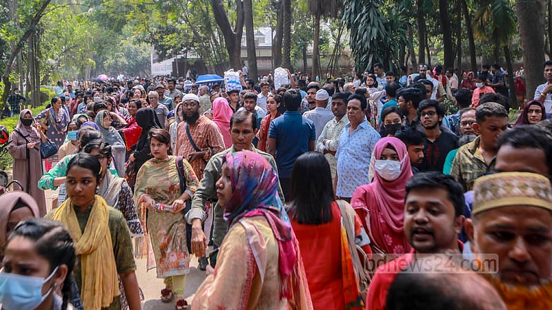 ঢাকা বিশ্ববিদ্যালয়ের চারুকলা ইউনিটের ভর্তি পরীক্ষা শুরু হওয়ার আগে শনিবার সকালে কলাভবন কেন্দ্রের প্রধান ফটকের সামনে শিক্ষার্থী ও অভিভাবকদের ভিড়।&amp;nbsp;ছবি: তাওহীদুজ্জামান তপু