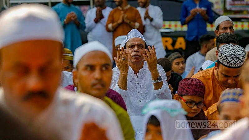জাতীয় ঈদগাহে শনিবার সকালে ঈদুল ফিতরের নামাজ শেষে দেশ ও জাতির মঙ্গল কামনায় মোনাজাতে অংশ নেন মুসলমানরা।&amp;nbsp;ছবি: মাহমুদ জামান অভি