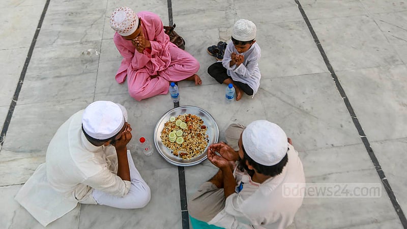 জাতীয় মসজিদ বায়তুল মোকাররমে বৃহস্পতিবার&amp;nbsp; ইফতারের আগে মোনাজাত। ছবি: তাওহীদুজ্জামান তপু