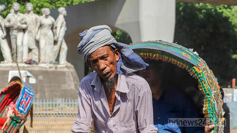 চৈত্রের রোদে খেটে খাওয়া মানুষরা বেশি বিপাকে। এই রোদ থেকে নিজেকে বাঁচাতে মাথায় গামছা পেঁচিয়ে রিকশা চালাচ্ছেন এক চালক। ছবি: আসিফ মাহমুদ অভি