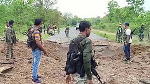 ছত্তিশগড়ে পুলিশের গাড়িতে মাওবাদীদের হামলা, নিহত ১১