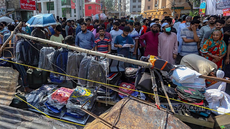 বঙ্গবাজারে অগ্নিকাণ্ডের মধ্যে যারা কিছু পণ্য সরাতে সক্ষম হয়েছিলেন, তারা দোকান নিয়ে বসেছে ধ্বংসস্তূপের পাশেই।&amp;nbsp;ছবি: মাহমুদ জামান অভি