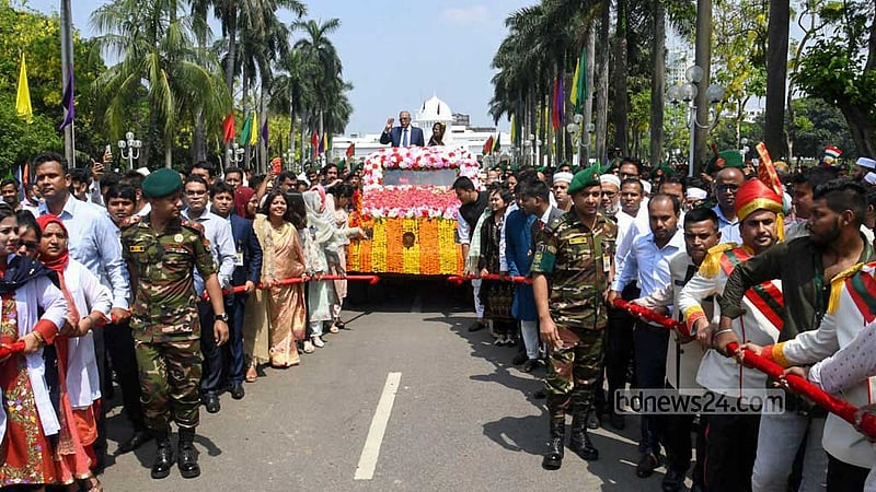 বঙ্গভবনের বক ফোয়ারা থেকে প্রতীকী কায়দায় সদ্য বিদায়ী রাষ্ট্রপতি আবদুল হামিদের প্যারেড কারকে দুটি রশি ধরে টেনে মূল ফটকে নিয়ে যান বঙ্গভবনের সামরিক ও বেসামরিক কর্মকর্তা ও কর্মচারীরা।