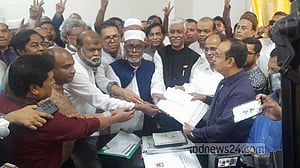 ৭ মে ডেকেছে ইসি, চিঠি পেলে পদক্ষেপ নেবেন আজমত