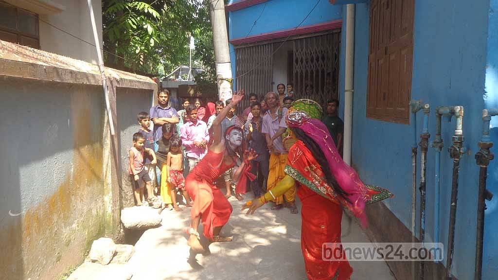 শেরপুরে শিব গাজনের নাচ দেখিয়ে তোলা হচ্ছে মাগন