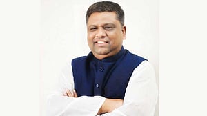 সিলেট সিটি নির্বাচন: মনোনয়নপত্র নিলেন আনোয়ারুজ্জামান