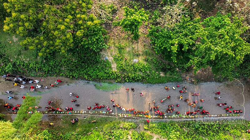 পোশাক বুননে আরো দক্ষ হয়ে ওঠার আশায় খাগড়াছড়ির খাগড়াপুর এলাকায় পাহাড়ি ছড়ায় নিজের হাতে বোনা নতুন কাপড় গঙ্গাদেবীর উদ্দেশ্যে অঞ্জলি দেন ত্রিপুরা নারীরা।&amp;nbsp;ছবি: সমির মল্লিক