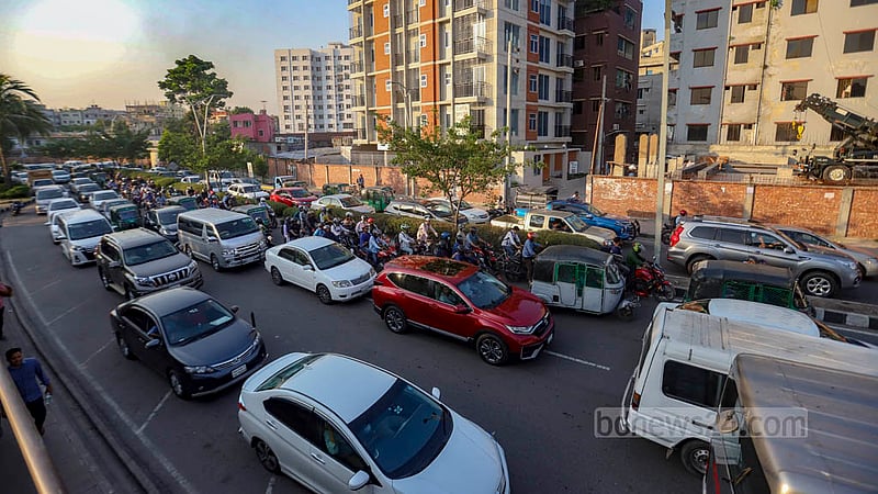 হাতিরঝিল হয়ে গুলশান, রামপুরা, বাড্ডা, মগবাজার যাওয়ার সব লেইন গাড়িতে ভরা থাকে বিকাল তিনটার পর থেকেই।&amp;nbsp;ছবি: মাহমুদ জামান অভি