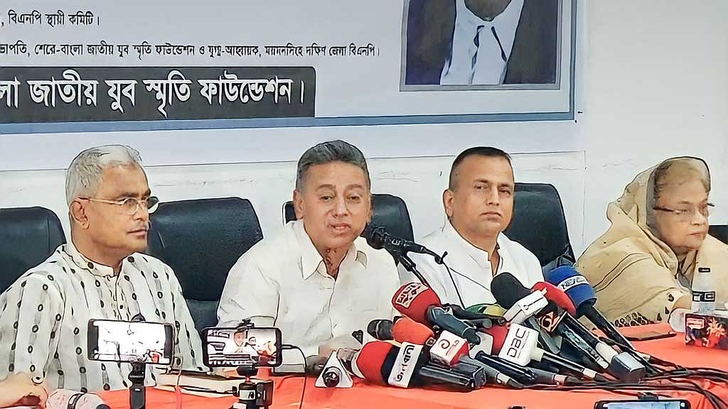 বিদেশিদের পেছনে ‘ধর্না দিয়ে’ লাভ হবে না: প্রধানমন্ত্রীকে খসরু