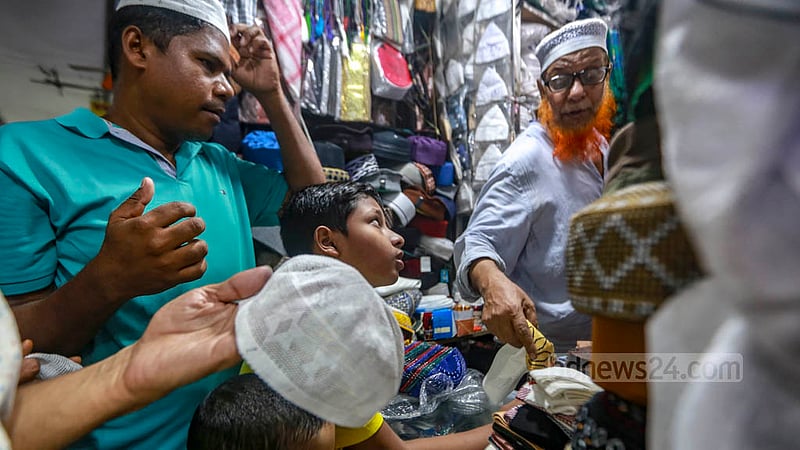 ঢাকার বায়তুল মোকাররম মার্কেটে বৃহস্পতিবার টুপি ও আতর কিনতে পরিবারের সদস্যদের সঙ্গে ছিলেন শিশুরাও।&amp;nbsp;ছবি: তাওহীদুজ্জামান তপু