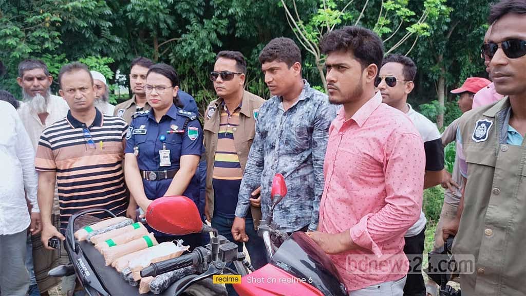 চুয়াডাঙ্গায় ১১ কেজি রুপার গহনাসহ আটক ২