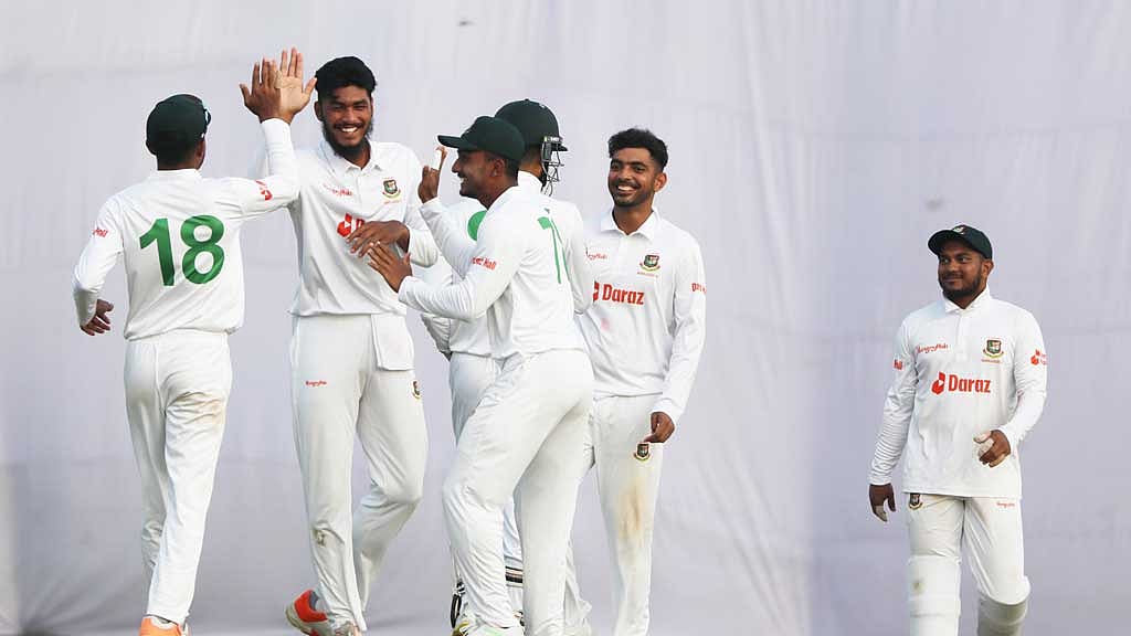 আফিফদের হতাশ করে ম্যাকেঞ্জি-কার্টির ব্যাটে ক্যারিবিয়ানদের লিড
