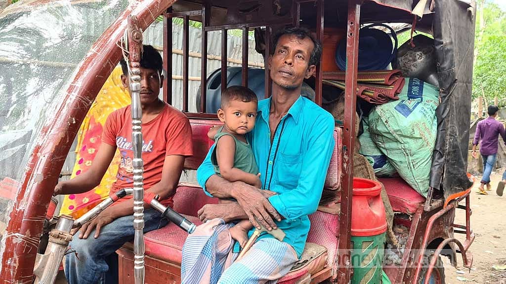 ঘূর্ণিঝড় মোখা: কক্সবাজারে আশ্রয়কেন্দ্রে যাচ্ছেন উপকূলের মানুষ