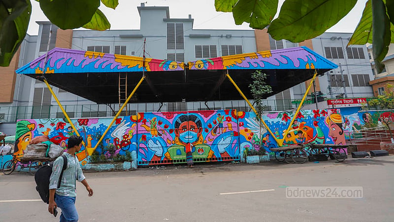 ঢাকার মিরপুরে বধ্যভূমির পাশে বর্জ্য ব্যবস্থাপনার সেকেন্ডারি ট্রান্সফার স্টেশনের দৃষ্টিনন্দন চিত্রণ আকৃষ্ট করে পথচারীদের। ছবি: আসিফ মাহমুদ অভি