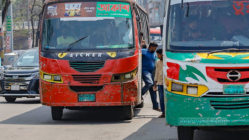 ঢাকায় বাসচালকদের যাত্রী নেওয়ার প্রতিযোগিতার কারণে সড়কে ঝূঁকিপূর্ণ ওভারটেকিং চলে হরহামেশাই।&amp;nbsp;ছবি: মাহমুদ জামান অভি