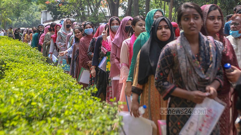 ঢাকা বিশ্ববিদ্যালয়ে শনিবার কলা, সামাজিক বিজ্ঞান ও আইন অনুষদের ভর্তি পরীক্ষায় অংশ নিতে কেন্দ্রে প্রবেশ করছে শিক্ষার্থীরা।&amp;nbsp;ছবি: তাওহীদুজ্জামান তপু