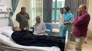 অসুস্থ হয়ে হাসপাতালে আ স ম রব