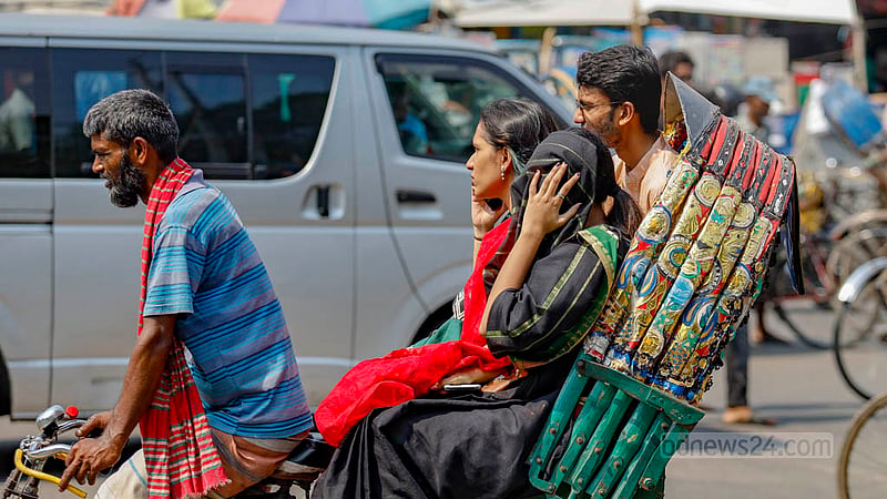 ঢাকার নিলক্ষেত এলাকায় রিকশায় বসা এক যাত্রী রোদ থেকে বাঁচতে শাড়ির আঁচল দিয়ে মুখ ঢেকে রেখেছেন।&amp;nbsp;ছবি: মাহমুদ জামান অভি