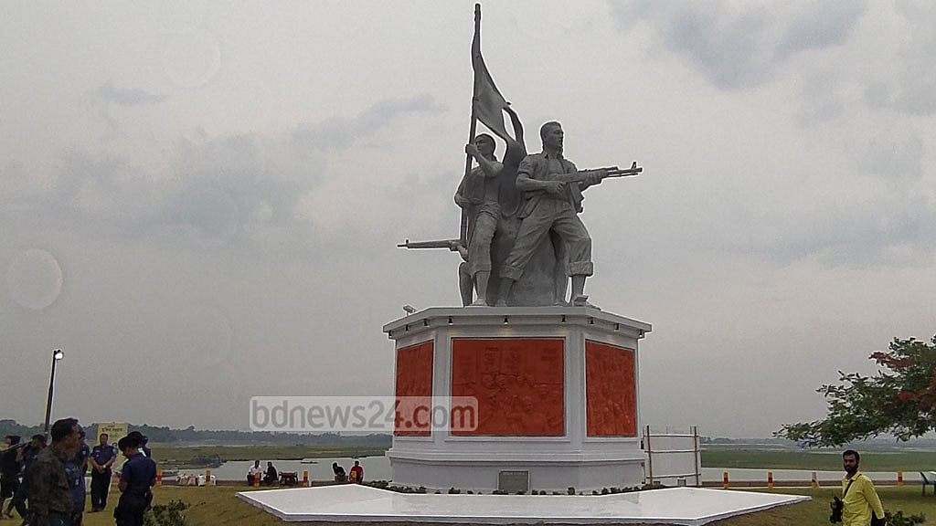 সিরাজগঞ্জে যমুনা পারে হলো ভাস্কর্য ‘মুক্তির সংগ্রাম’