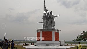 সিরাজগঞ্জে যমুনা পারে হলো ভাস্কর্য ‘মুক্তির সংগ্রাম’
