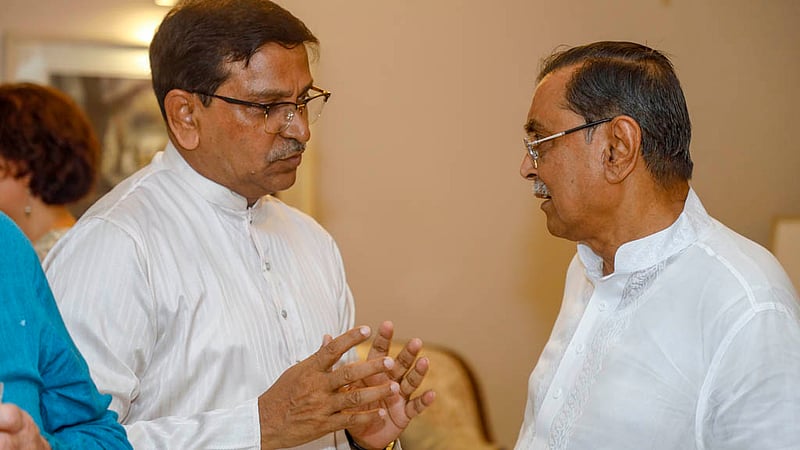 বিডিনিউজ টোয়েন্টিফোর ডটকমের বর্ষবরণ অনুষ্ঠানে আলাপচারিতায় আওয়ামী লীগের যুগ্ম-সাধারণ সম্পাদক মাহবুব-উল আলম হানিফ ও ওয়ার্কার্স পার্টির সভাপতি রাশেদ খান মেনন।