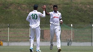 নাসুম-মুশফিকদের বোলিং ছাপিয়ে তিনশ ছাড়িয়ে ক্যারিবিয়ানরা